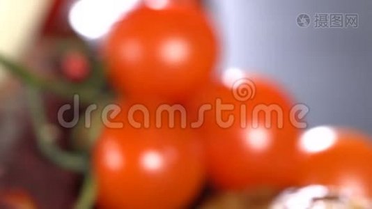 盘子里的番茄和香肠视频