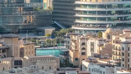 迪拜著名的音乐喷泉，背景是摩天大楼的空中时光视频
