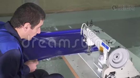 缝纫机工人制造遮阳篷视频