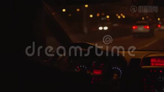 在车内的夜间道路上驾驶，方向盘，红色LED视频