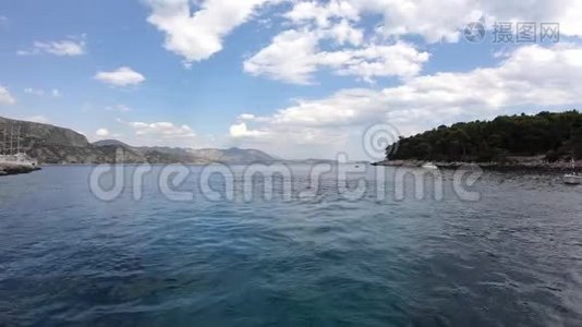 4K. 亚得里亚海的洛基姆岛，克罗地亚杜布罗夫尼克。 从旅游渡轮上观看。视频