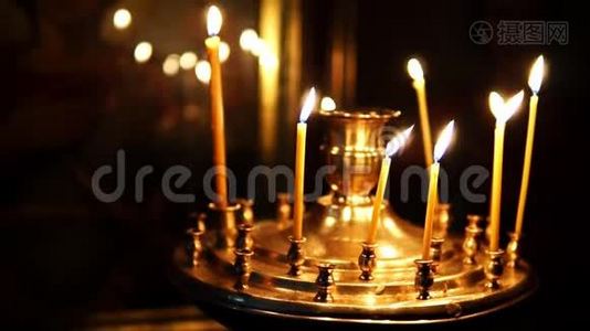 在东正教圣像前点燃蜡烛慢动作视频
