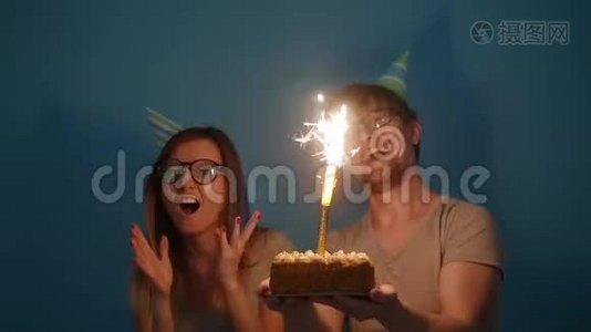 节日和生日的概念。 年轻快乐有趣的情侣玩生日蛋糕视频