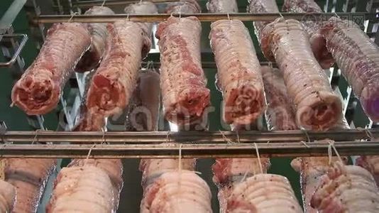 在肉类加工厂的货架上吃猪肉视频