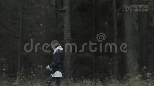 一个女人独自走在森林里视频