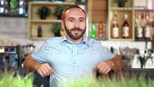 一副快乐的男性商人站在酒吧旁微笑放松的中镜头画像视频