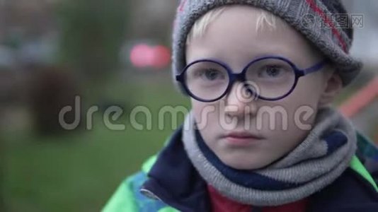一个戴眼镜的男孩的特写视频