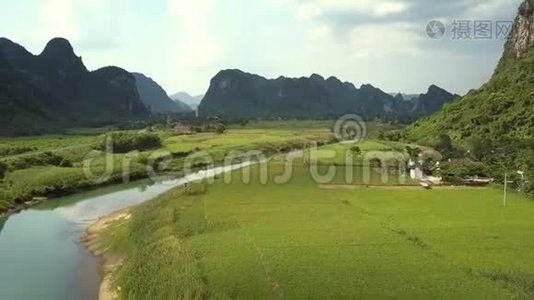 镜头移去草地和河流上空的反射云视频