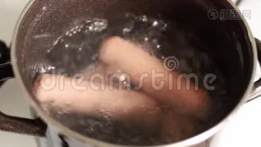 肉食香肠是用平底锅煮的。 沸腾的水蒸气.. 用金属勺子搅拌.. 午餐烹饪视频