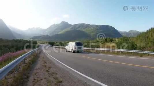 在日落时观赏美丽的挪威公路和群山。视频