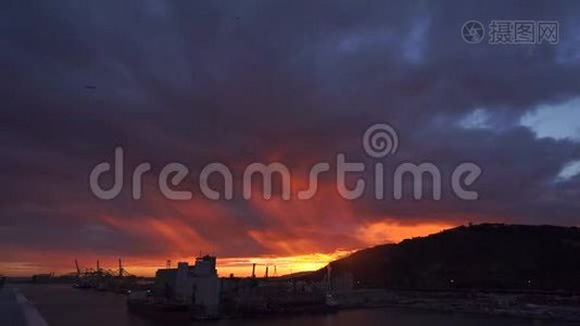 日落时分，深蓝、紫、红的风暴天空背景，伴随着巴塞罗那海岸线上令人惊叹的生机勃勃的云团视频