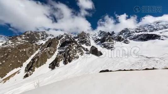 时间流逝。俄罗斯、高加索山脉、北奥塞梯、茨克山谷形成云层。视频