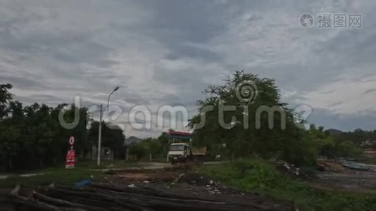 傍晚，卡车沿路行驶，路标与河流平行视频