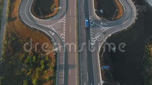 照相机在汽车行驶的道路上的飞行视频