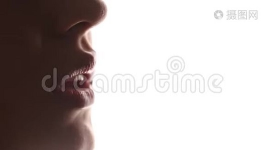 美丽的女性嘴唇特写在白色的孤立背景上。视频