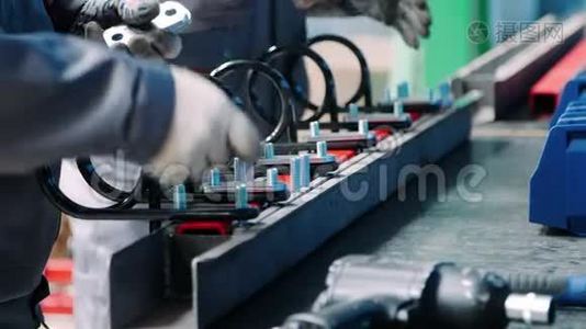 工人从工厂的金属部件组装工业装置视频