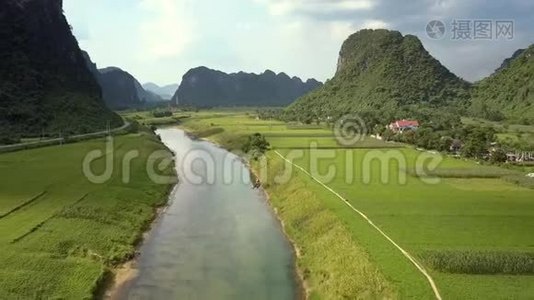 上景草地由河流穿过，周围是山丘视频