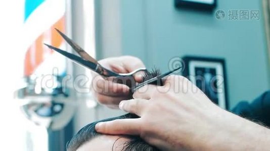 理发时使用剪刀和梳子。 现代美发理念视频