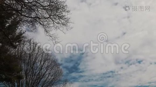 蓬松的白云蓝天移动的云天视频