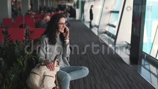 在机场休息室用手机说话的女孩视频
