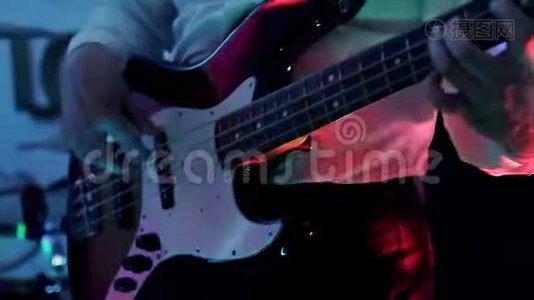 音乐视频朋克，重金属或摇滚团体。 在蓝调节目中，男手演奏低音吉他的特写镜头视频
