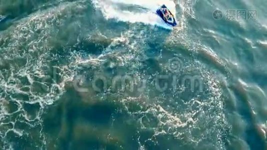 高速行驶的jetski车辆穿越水面的俯视图视频