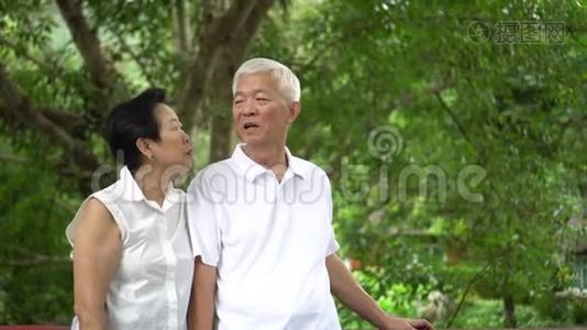 亚洲老夫妇笑着，绿树成荫视频