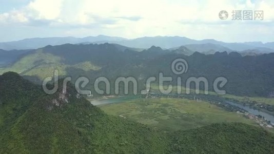 河流与山脉之间的山谷景观视频