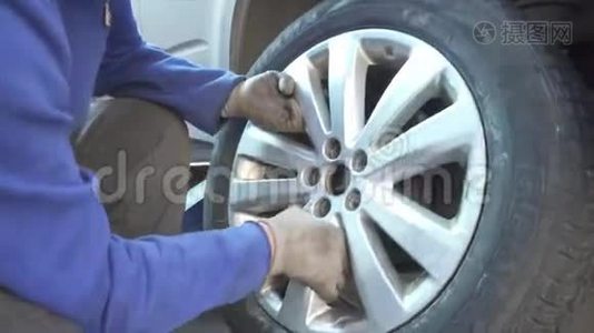 机械手安装车轮和紧固车轮螺母在一个汽车服务的蒸汽视频