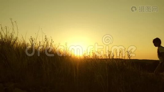 孩子们和妈妈带着背包在阳光下沿着山上旅行。 妈妈和女儿去野营。 联合工作视频