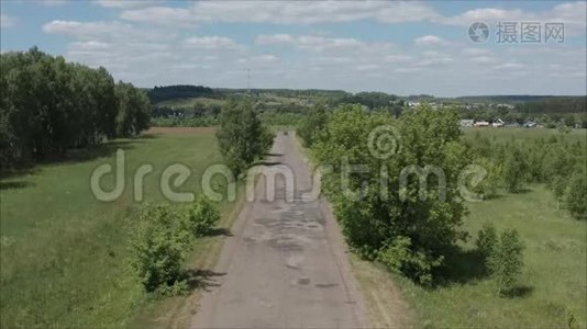 夏天，一个俄罗斯村庄的风景，有五颜六色的房子，蓝天，白云，乡村视频