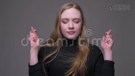 年轻迷人的黑发女性的特写肖像，她的手指祈祷希望和祈祷视频