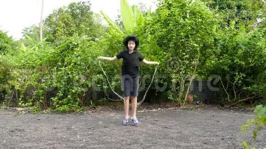 女孩用绳子跳。视频