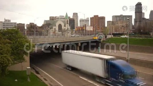市区交通市区公路高架桥底特律尖峰交通视频