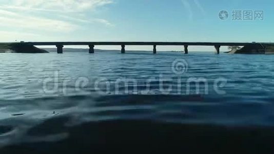 横跨蓝湖的一座桥的鸟瞰图视频