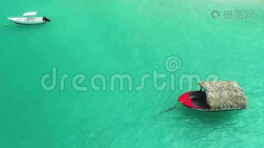 空中热带海景，船在加勒比海。 异国海岛概念假期视频