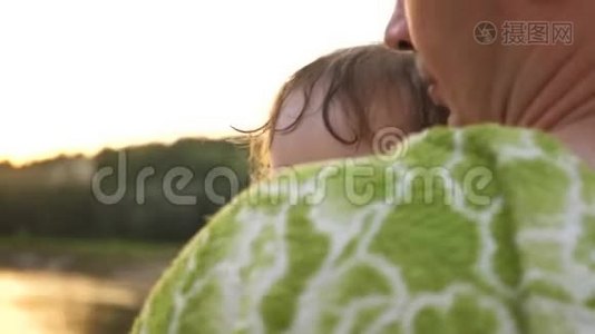 小宝宝坐在爸爸手里哭着笑着掉眼泪视频