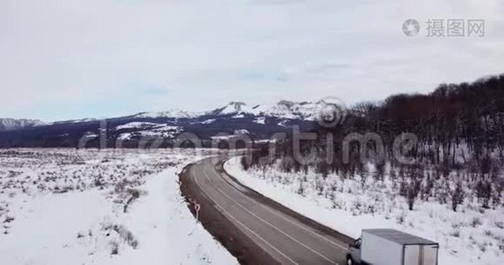 鸟瞰深冬乡村风景沿着荒芜的道路飞过视频