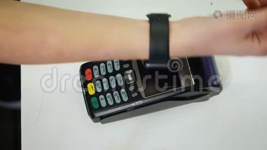 现代咖啡馆终端智能手表非接触式NFC技术客户付费视频
