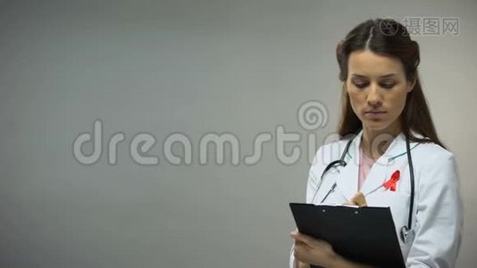 女医生用红丝带书写结论，防艾运动理念视频