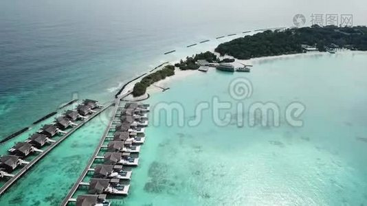 空中飞行无人机在阳光明媚的热带马尔代夫白色沙滩上的景色视频