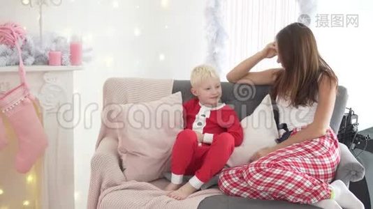 妈妈和儿子坐在圣诞树上视频