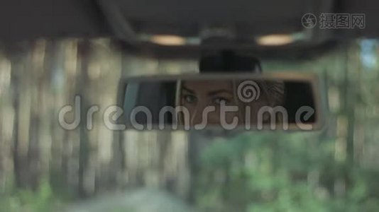 汽车后视镜中可爱女人的倒影视频