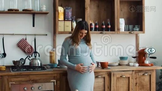 孕妇一大早就在厨房抚摸肚子视频