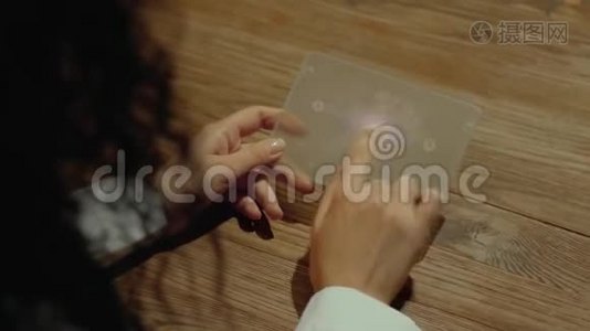 手拿平板电脑与文字Io安全视频