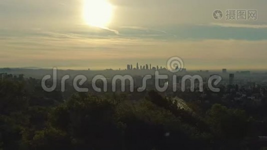 洛杉矶市日出。 加州，美国。 鸟瞰图视频
