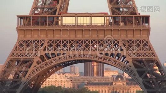与巴黎市中心建筑和埃菲尔铁塔在日落灯光下的形象视频