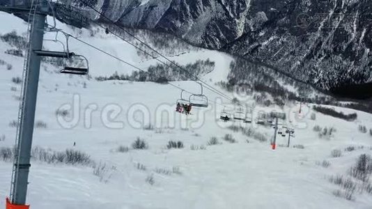 高山上有很多雪，滑雪电梯上有人，4公里视频