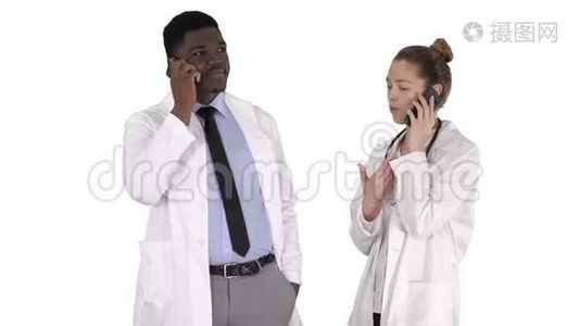 女性和男性医生使用手机打电话，在白色背景下告诉快乐的消息。视频