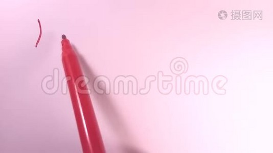 写课文-我全心全意地爱你。 红色毡尖笔在粉红色背景上。视频
